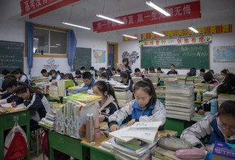 “拒绝上学门诊”火了！又是家长生病，孩子吃药