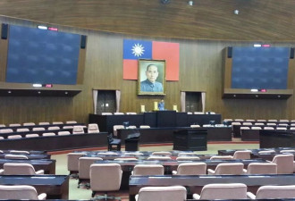 视频：台议会夜间主席台争抢战惊人 绿委破门攻入