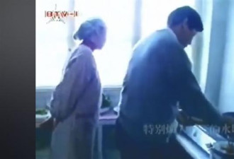 被爱女尿在腿上...网络疯传习抱女儿90秒片