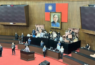 民进党团占领主席台 封锁议事厅