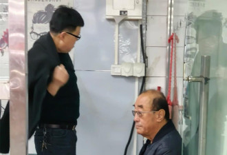 80岁退休部长15元快剪店排队理发 网赞