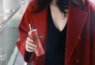 朱珠带火了圣诞节新穿搭：红色大衣+内搭一身黑