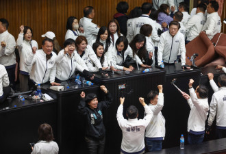 蓝营抢回主席台 韩国瑜被护送进场宣布开会