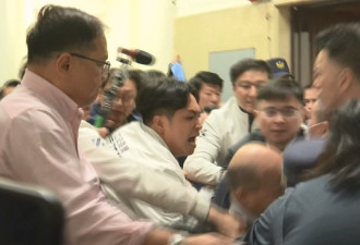 韩国瑜遭推挤倒地 民进党立委泼水