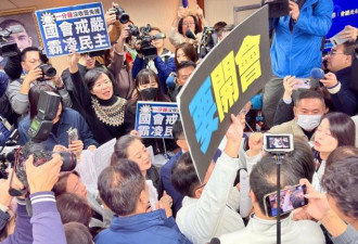 谁在背后跳大神？国民党为何疯狂如斯