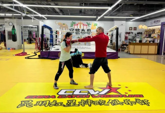 UFC格斗草量级冠军 她白天治病，晚上揍人