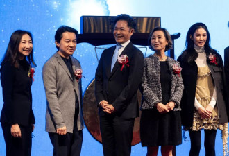 60岁郭晋安现身港交所敲钟，成5亿上市公司老板