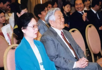 平珩为林婉珍庆祝生日，母女灿笑出镜