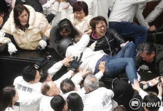 “仗着中共撑腰”蓝委在立法院对绿委拳打脚踢