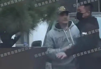 沸腾！惊爆！刘晓庆前男友突袭现场，经纪人舍身相护，慌乱逃离画面曝光
