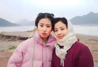 37岁刘亦菲携母亲走机场，妈妈穿碎花裙比女儿惊艳，家族基因强大