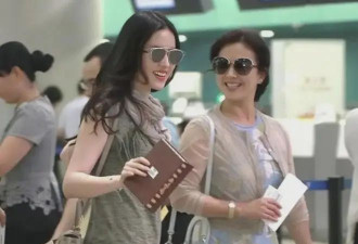 37岁刘亦菲携母亲走机场，妈妈穿碎花裙比女儿惊艳，家族基因强大