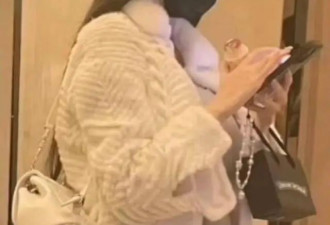 假分手？叶珂挺六月孕肚现身黄晓明寓所单元楼，小腹隆起四肢纤细