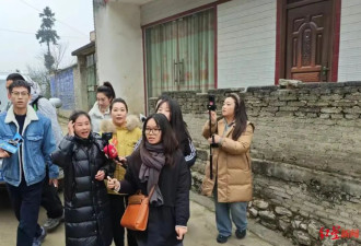 余华英获死刑！杨妞花和姐姐回老家祭拜父母...