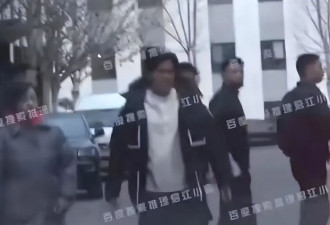 刘晓庆遭前男友蹲守围堵，疑为沟通协议款项，多亏5保镖相助脱身