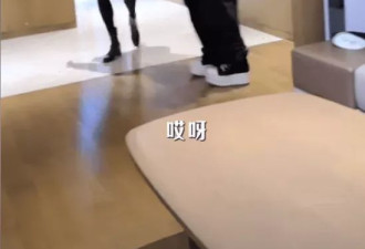 49岁陈紫函获婆婆探班，婆婆一头白发气质优雅