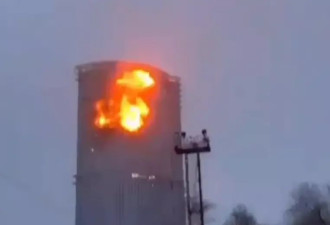 俄罗斯喀山一高层住宅楼被两架无人机击中起火