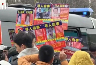 余华英案重审二审，她们在新闻直播间举牌寻亲