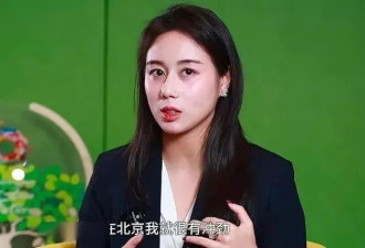 何超盈带6岁女儿看升旗仪式，穿搭朴素全程说国语