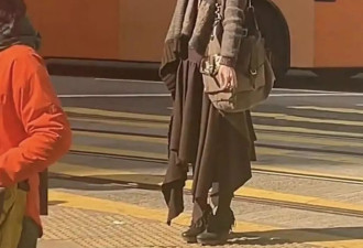 57岁周慧敏现身马路中心，行动不便要人搀扶