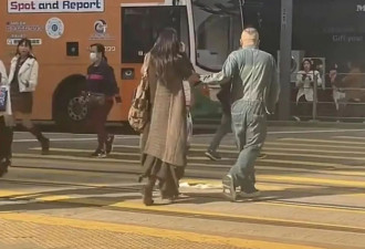 57岁周慧敏现身马路中心，行动不便要人搀扶