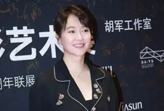 左小青离婚后越来越放飞！直接穿睡衣亮相活动，46岁脸部胶原蛋白满满嫩似16岁