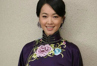 左小青离婚后越来越放飞！直接穿睡衣亮相活动，46岁脸部胶原蛋白满满嫩似16岁
