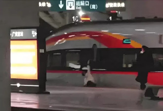 只手挡高铁？广州旅客扒车门遭夹手指拖行险状曝光
