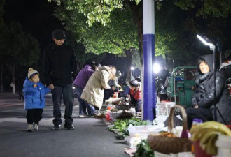 安徽一县政府门前开夜市 县长:摆摊没门槛不收费