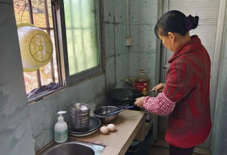 两孩之后再生4胞胎,婆媳2人带4娃：一天只吃2顿饭