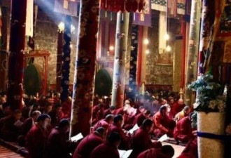 中国修建大坝引发藏人抗议,最终以殴打和逮捕收场
