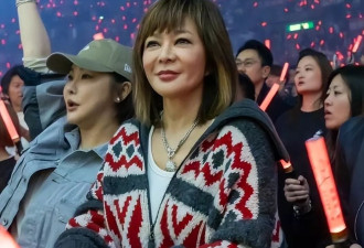 关之琳和刘德华女儿同框，朱丽倩坐在旁边