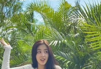 张含韵分享最新美照，35岁仍皮肤白皙似少女