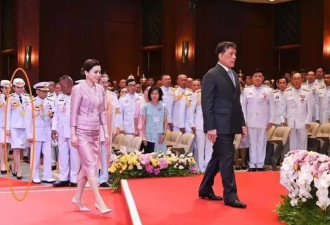 泰王32岁“后宫新宠”又随行！提拔速度飞快