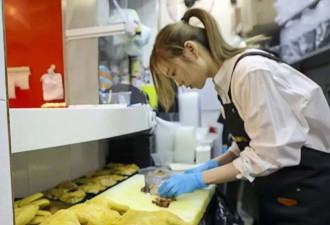 TVB前女星到餐厅斩鸡，还要兼职洗厕所