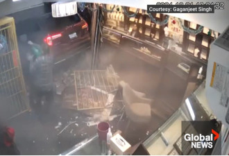 又一宗！SUV撞烂珠宝店大门！店主气愤大喊与抢匪干起来了！