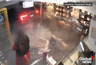 又一宗！SUV撞烂珠宝店大门！店主气愤大喊与抢匪干起来了！