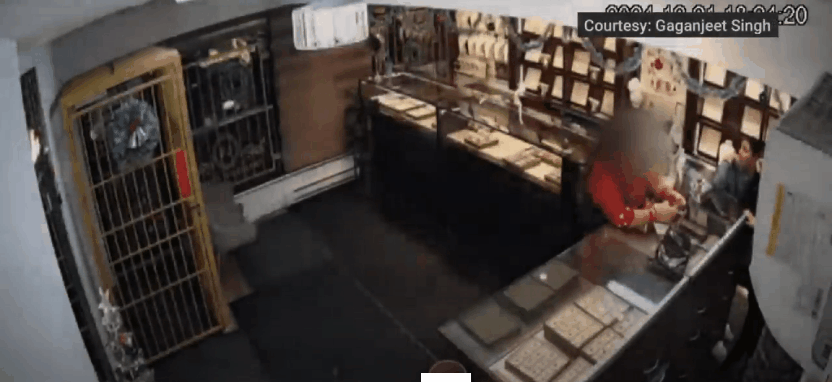又一宗！SUV撞烂珠宝店大门！店主气愤大喊与抢匪干起来了！