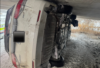 奇葩！汽车在安省高速公路侧翻 卡在立交桥底！忙坏解救人员