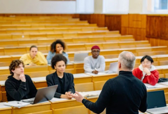 交完天价学费 还得掏钱补课？留学生吞金的一生