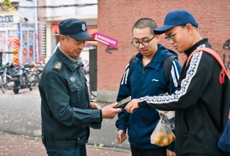 54岁的大学保安火了！学生:治愈了我们的精神内耗