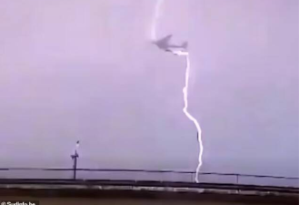 客机空中遇雷击 惊险画面曝光