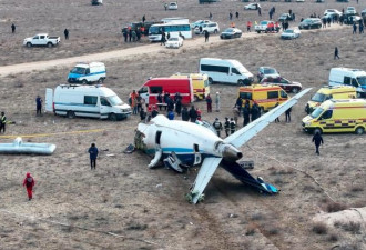 载有67人客机坠毁 至少32人生还 现场曝光