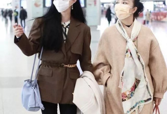 43岁范冰冰携母亲走机场！68岁妈妈比女儿还要惊艳
