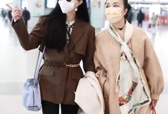 43岁范冰冰携母亲走机场！68岁妈妈比女儿还要惊艳