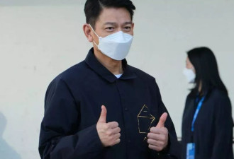 刘德华12岁女儿背名牌包现身，打扮成熟引热议