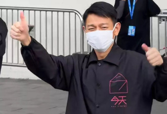 刘德华12岁女儿背名牌包现身，打扮成熟引热议