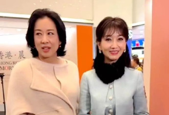 71岁赵雅芝和66岁朱玲玲同框，牵手出席周润发摄影展