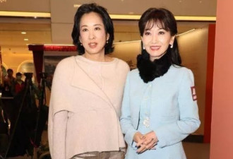 71岁赵雅芝和66岁朱玲玲同框，牵手出席周润发摄影展
