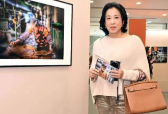 71岁赵雅芝和66岁朱玲玲同框，牵手出席周润发摄影展